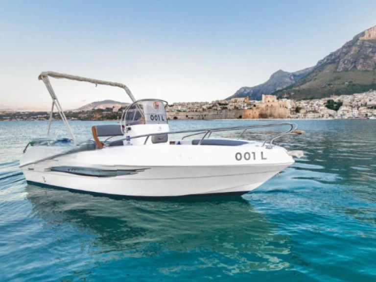 Wynajem Motorówka Prestige One z patentem 