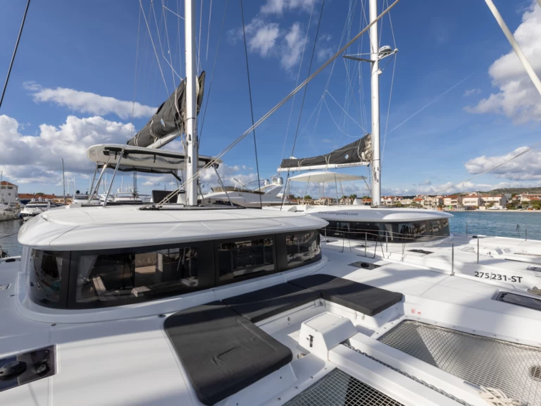 Wynajem Katamaran Lagoon z patentem 