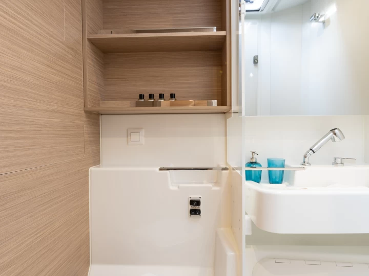 Wynajmij Katamaran z lub bez skippera Lagoon w Split