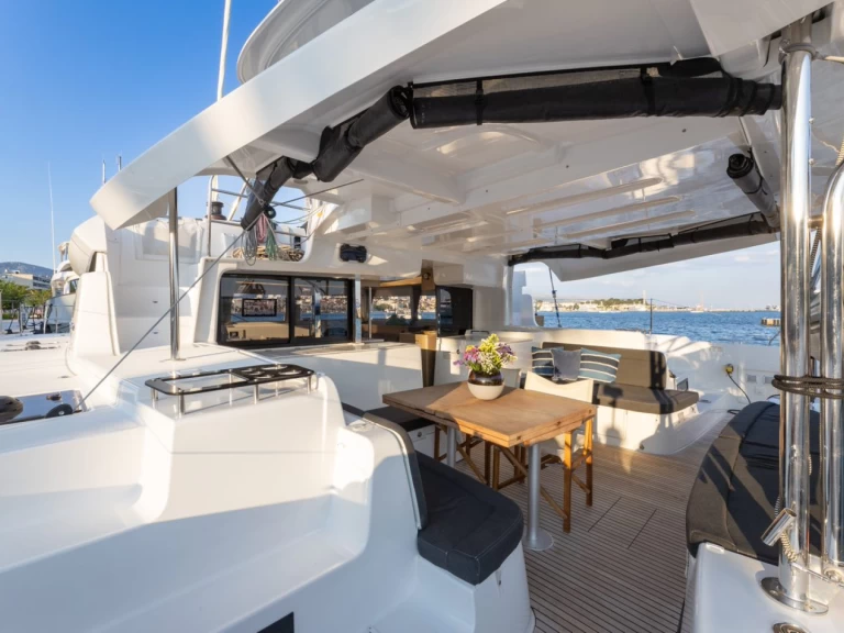 Wynajmij Katamaran z lub bez skippera Lagoon w Split