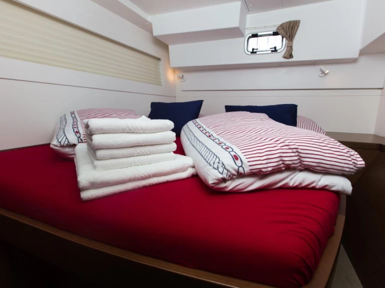 Wynajem Katamaran Lagoon z patentem 