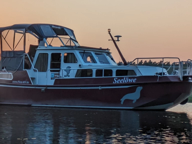 Termeer Yachting Rogger 850 AK między profesjonalistami a osobami prywatnymi w Neustrelitz