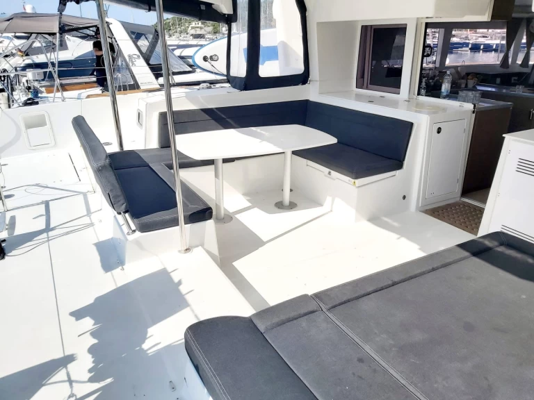 Wynajmij Katamaran z lub bez skippera Lagoon w Primosten