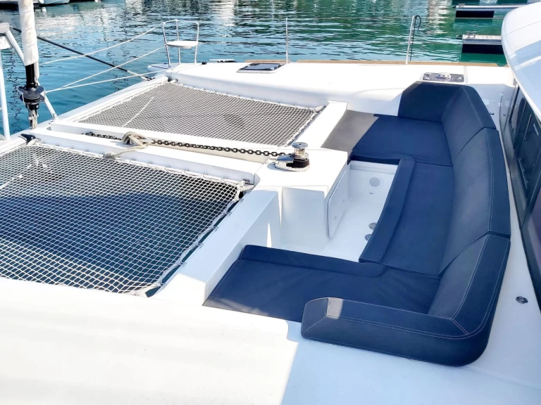 Lagoon Lagoon 450 F między profesjonalistami a osobami prywatnymi w Primosten