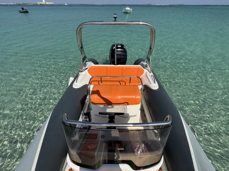 Wynajem Łódż półsztywna Valiant z patentem 