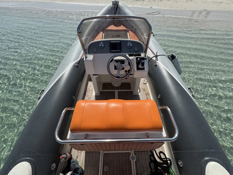 Łódż półsztywna do wynajmu w Port la Forêt w najlepszej cenie