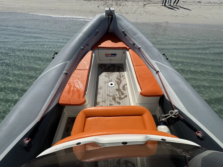 Valiant Valiant 750 Cruiser między profesjonalistami a osobami prywatnymi w Port la Forêt