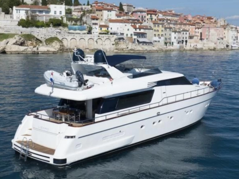 San Lorenzo San Lorenzo 72 między profesjonalistami a osobami prywatnymi w Port Camille Rayon