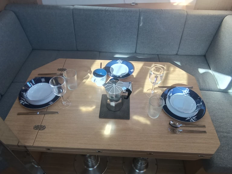 Bavaria Bavaria C38 "Le petit Mami" między profesjonalistami a osobami prywatnymi w Tropea