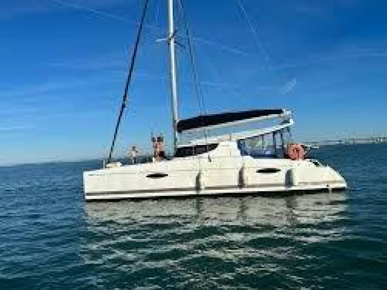 Fountaine Pajot Mahe 36 między profesjonalistami a osobami prywatnymi w Propriano