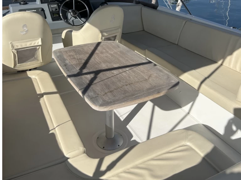 Luksusowy jacht do wynajmu w Golfe-Juan w najlepszej cenie