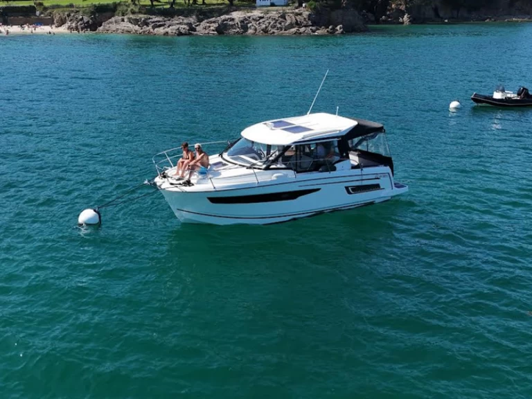 Wynajem Motorówka Jeanneau z patentem 