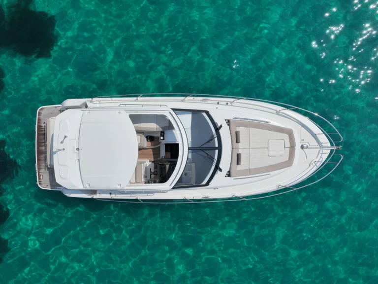 Jeanneau Leader 36 między profesjonalistami a osobami prywatnymi w Ibiza Town