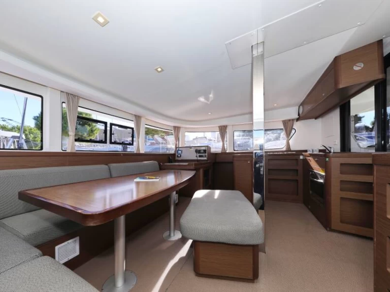 Lagoon Lagoon 42 między profesjonalistami a osobami prywatnymi w Le Marin