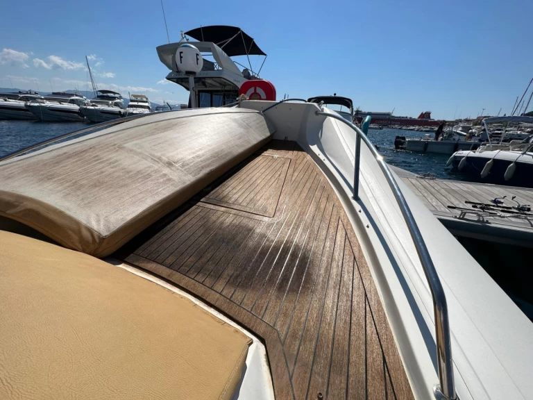 Wynajem Łódż półsztywna Nuova Jolly z patentem 