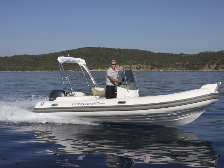 Wynajem Łódż półsztywna w Port de Fort-de-France - Capelli Tempest 625 Easy