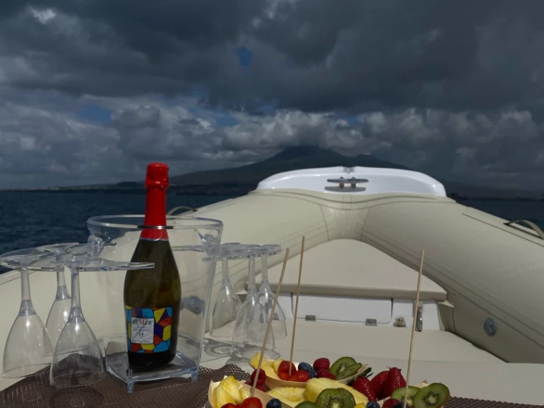 Łódż półsztywna do wynajmu w Sorrento w najlepszej cenie