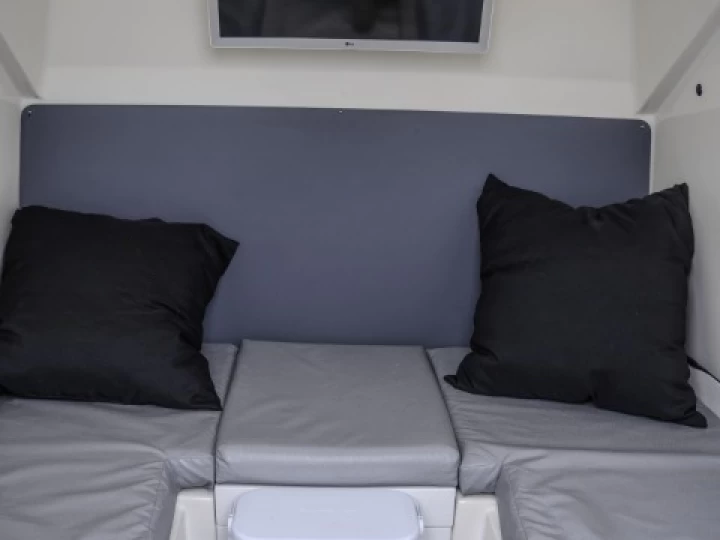 Wynajem Łódż półsztywna Nuova Jolly z patentem 