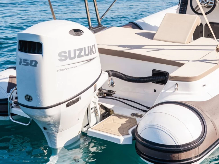 Łódż półsztywna do wynajmu w Torre Canne w najlepszej cenie