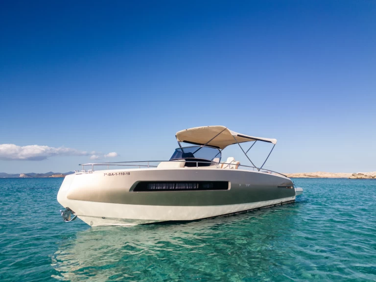 Wynajem Motorówka Invictus  z patentem 