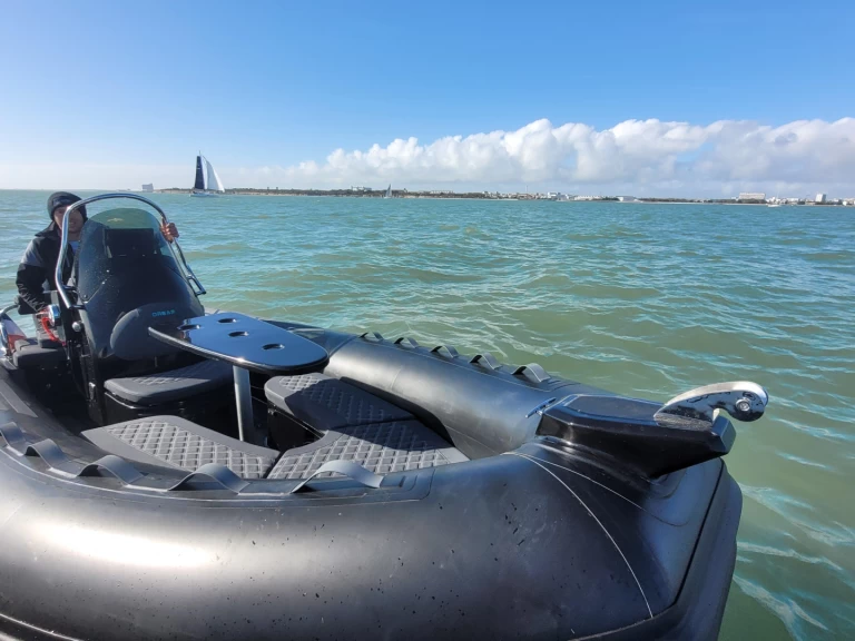 Wynajmij Łódż półsztywna z lub bez skippera 3D Tender w Cogolin