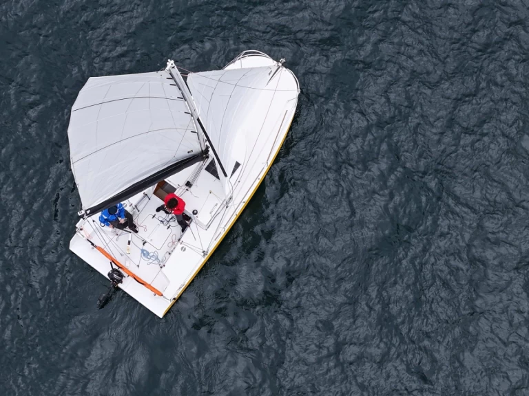 IDBmarine Mojito 650 między profesjonalistami a osobami prywatnymi w La Trinité-sur-Mer