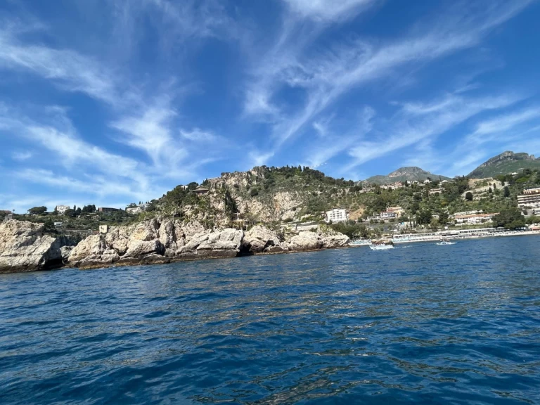 Motorówka do wynajmu w Giardini-Naxos w najlepszej cenie