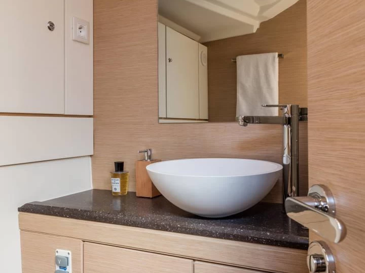 Wynajem Żaglowiec Jeanneau z patentem 