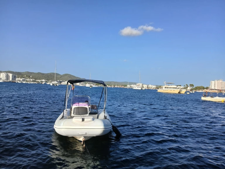 Łódż półsztywna do wynajmu w Sant Antoni de Portmany w najlepszej cenie