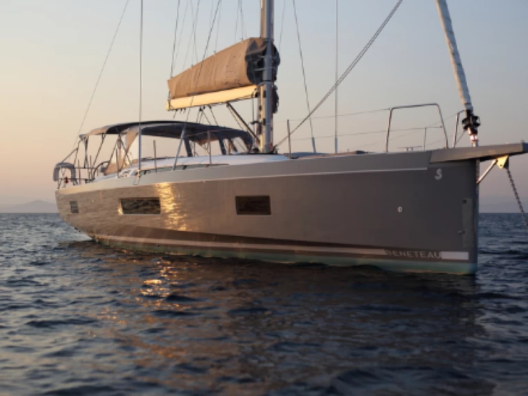 Wynajem Żaglowiec Bénéteau z patentem 