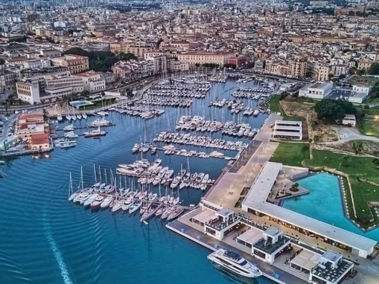 Wynajem Luksusowy jacht huds z patentem 