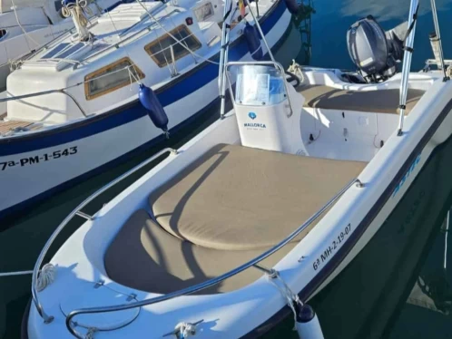 Wynajmij Astec 450  w Es Canutells