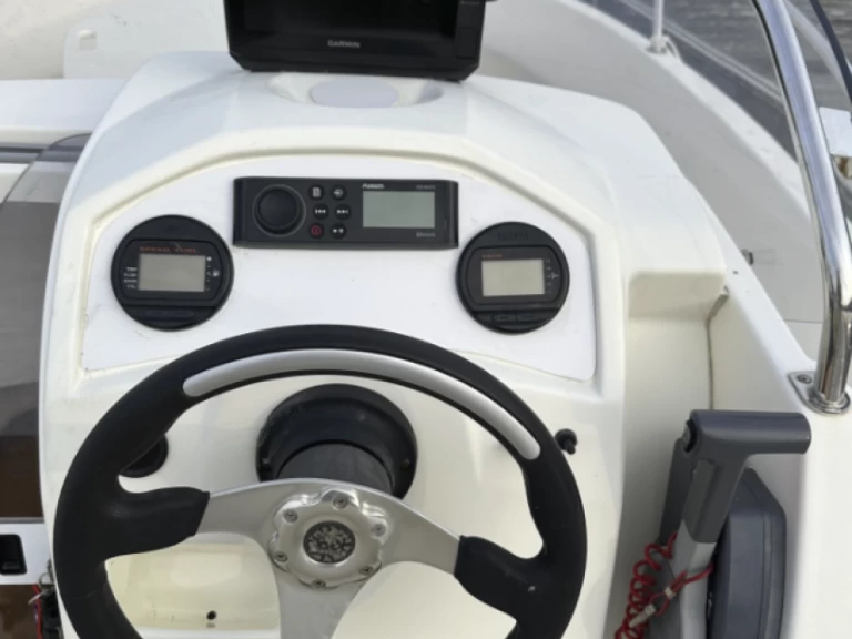 Jeanneau Cap Camarat 555 Style między profesjonalistami a osobami prywatnymi w Quiberon