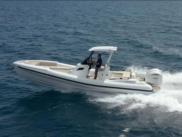 Wynajmij Łódż półsztywna z lub bez skippera SuperRib w Podstrana