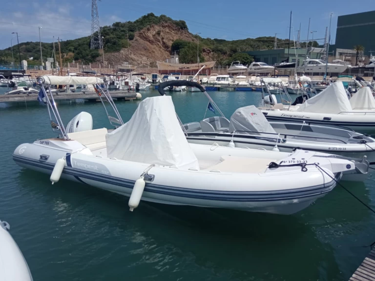 Łódż półsztywna do wynajmu w Mahon w najlepszej cenie