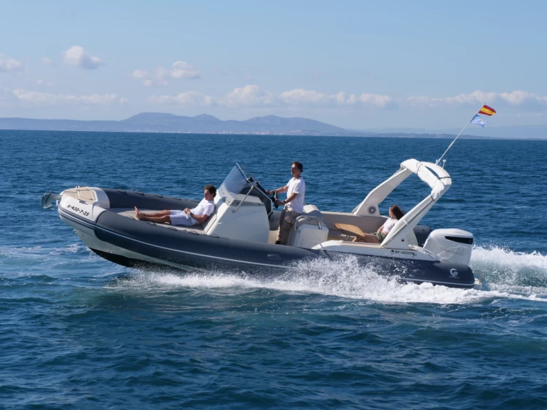 Łódż półsztywna do wynajmu w Roses w najlepszej cenie