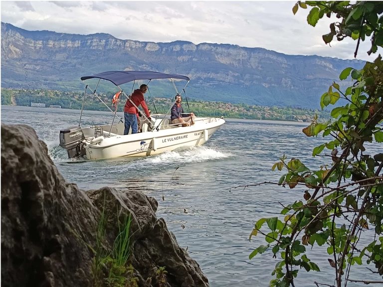 Sessa Marine Ocean 450 między profesjonalistami a osobami prywatnymi w Le Bourget-du-Lac