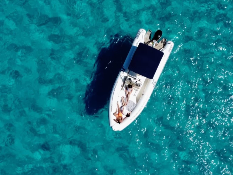 Łódż półsztywna do wynajmu w Hvar w najlepszej cenie