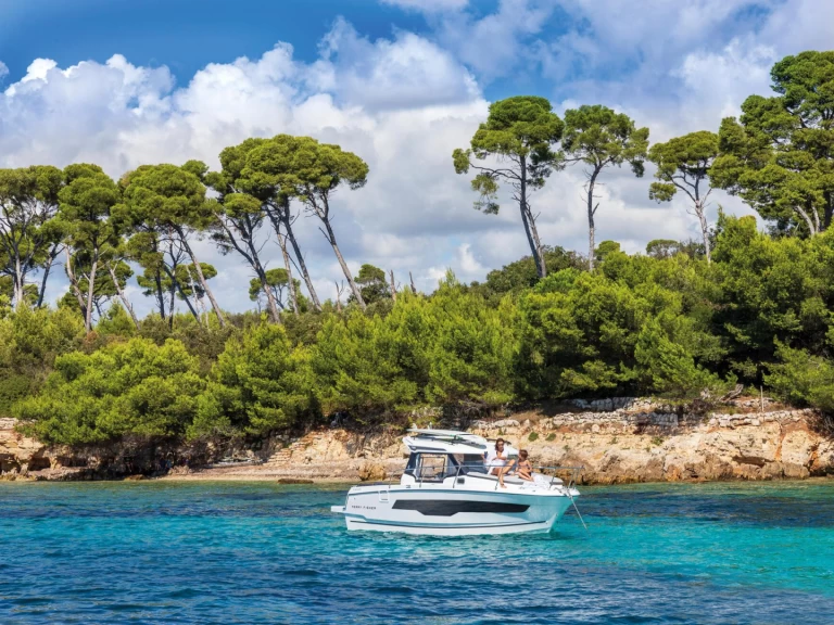 Wynajmij Motorówka z lub bez skippera Jeanneau w Saint-Raphael