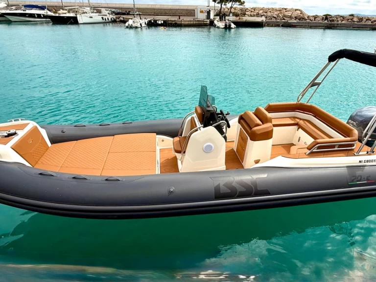 Bsc BSC 70 Limited między profesjonalistami a osobami prywatnymi w Saint-Laurent-du-Var