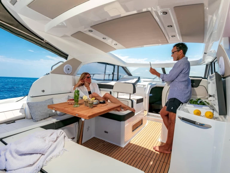 Wynajem Motorówka Jeanneau z patentem 