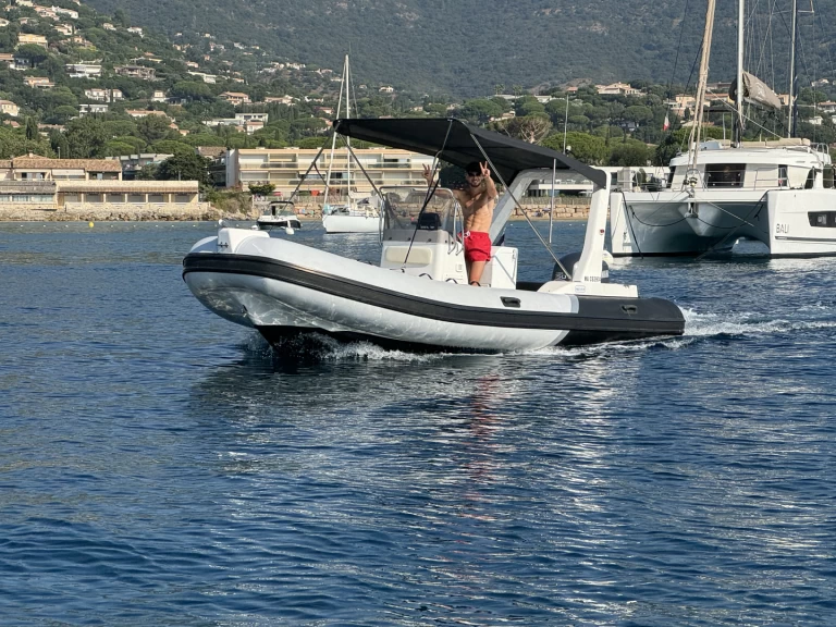 Łódż półsztywna do wynajmu w Cavalaire-sur-Mer w najlepszej cenie