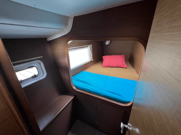 Lagoon Lagoon 380 S2 między profesjonalistami a osobami prywatnymi w Fa'anui