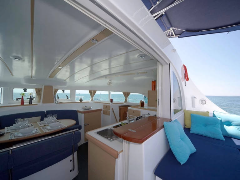 Lagoon Lagoon 380 S2 między profesjonalistami a osobami prywatnymi w Fa'anui