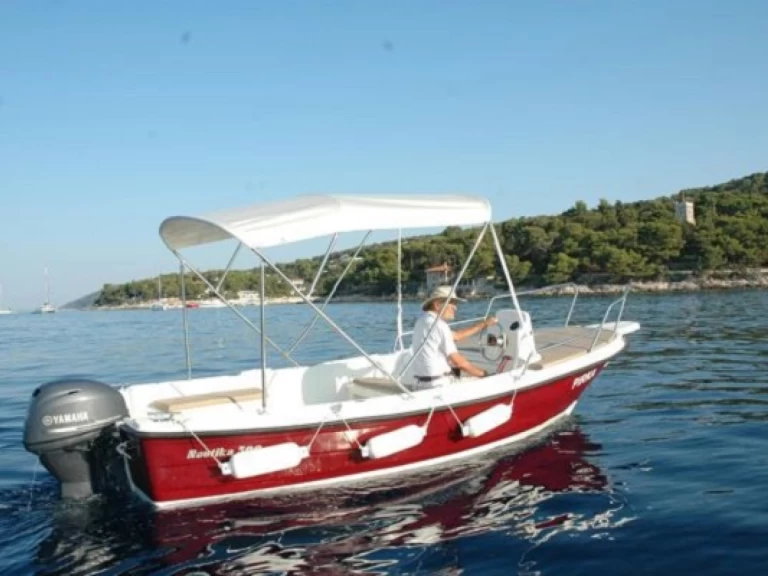 Wynajem łodzi Hvar tanio 500