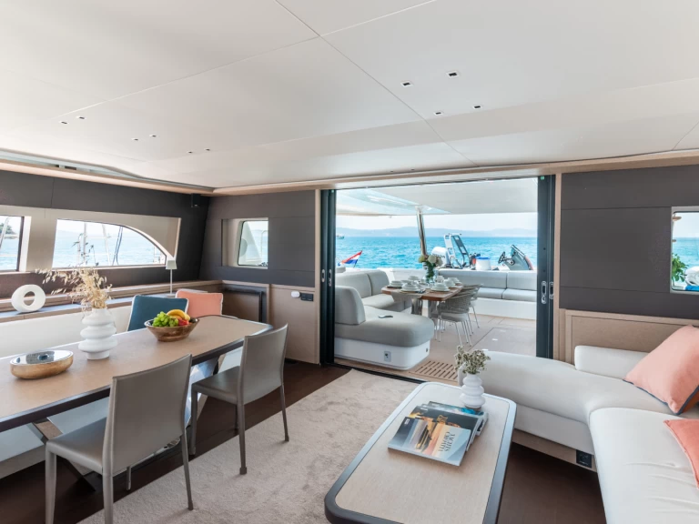 Wynajem Katamaran Lagoon z patentem 