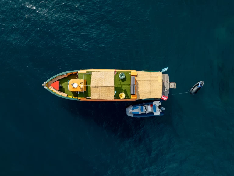 Constructeur indépendant Bateau en Bois między profesjonalistami a osobami prywatnymi w Cannes