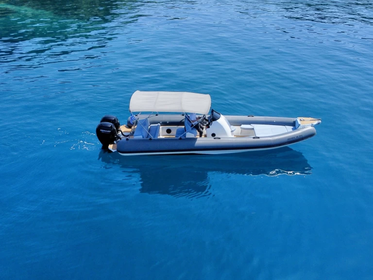 Łódż półsztywna do wynajmu w Korfu w najlepszej cenie