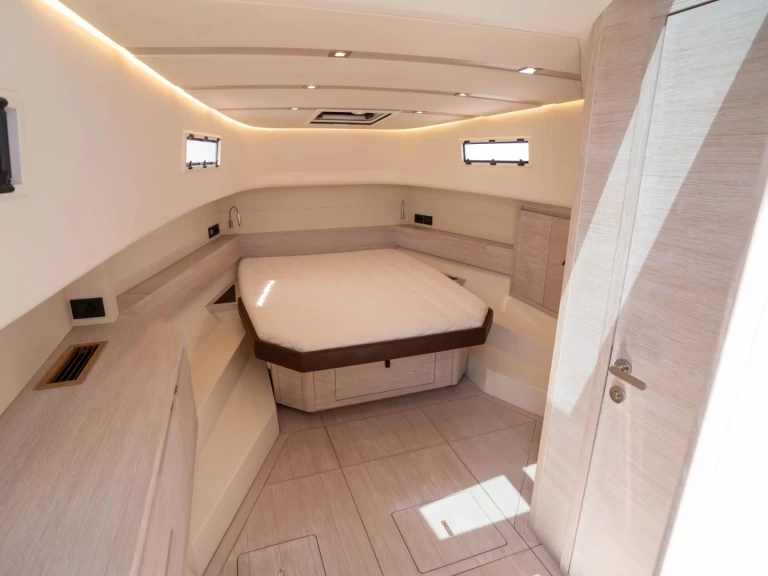 Wynajem Motorówka Pardo 43 z patentem 