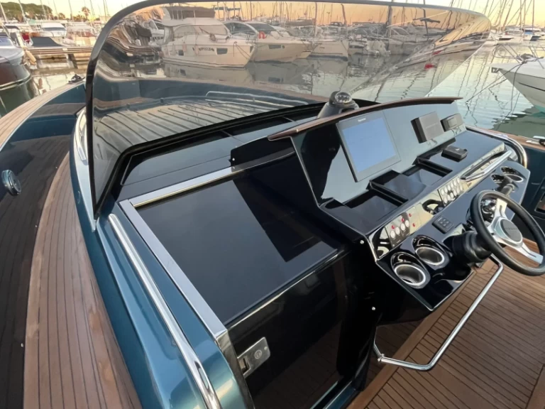 Pardo 43 Blue Bird między profesjonalistami a osobami prywatnymi w Golfe-Juan